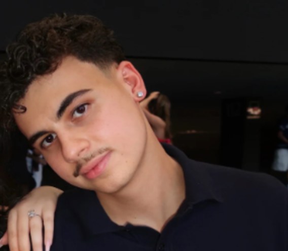 Max nach der Aknebehandlung mit klarer Haut